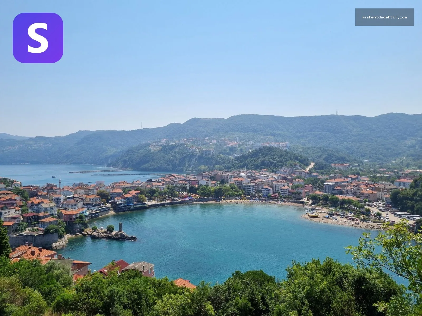 Amasra koyu ve liman manzarasında kayıp eşya inceleyen Amasra Dedektif
