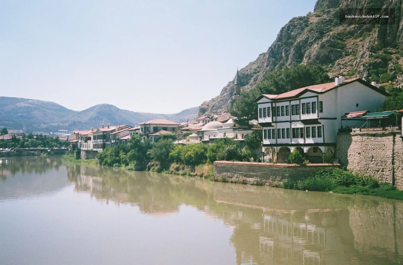 Geleneksel evler önünde araştırma yapan Amasya Özel Dedektif
