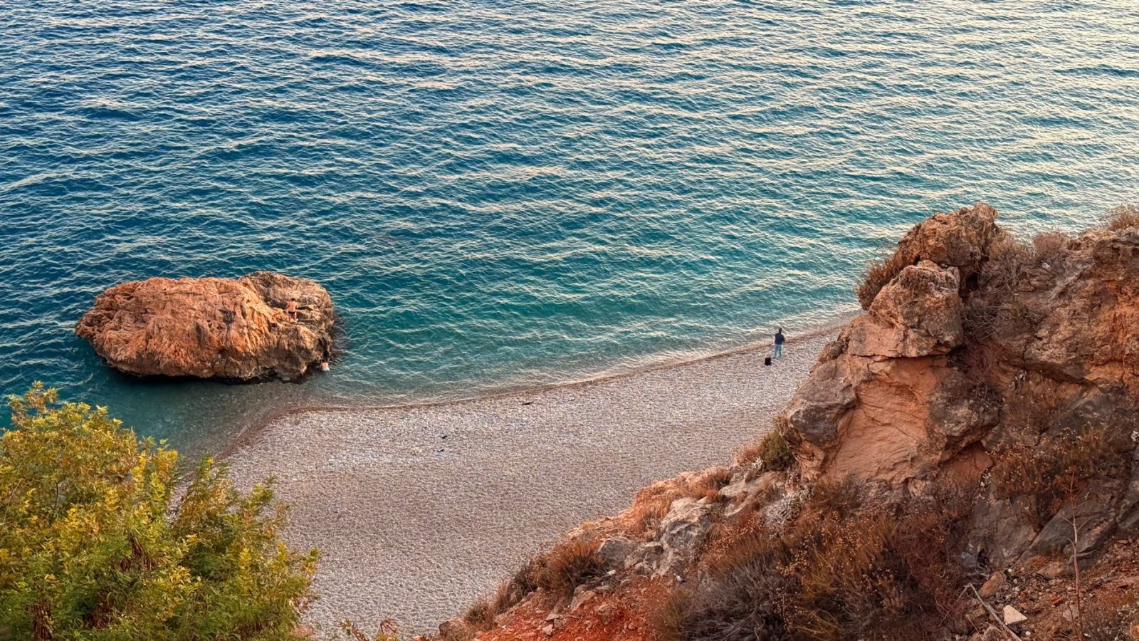 Antalya Kepez’te Güvenli ve Profesyonel Bir Dedektif: Sırlarınızı Güvenli Araştırmalarla Açığa Çıkarın! 3 Antalya Kepez’te gölgesiz deniz ve kayalıklar ile güzel bir batakta coastal detective