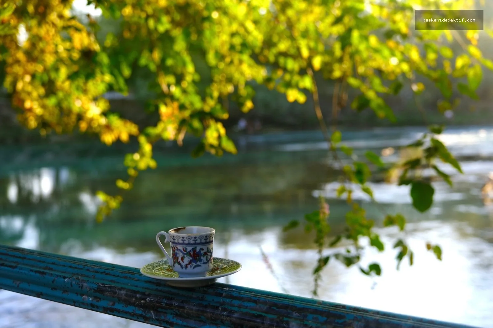 Antalya Manavgat dedektif rahat bir nehir kenarında kahve içerken gizli olayları keşfeder