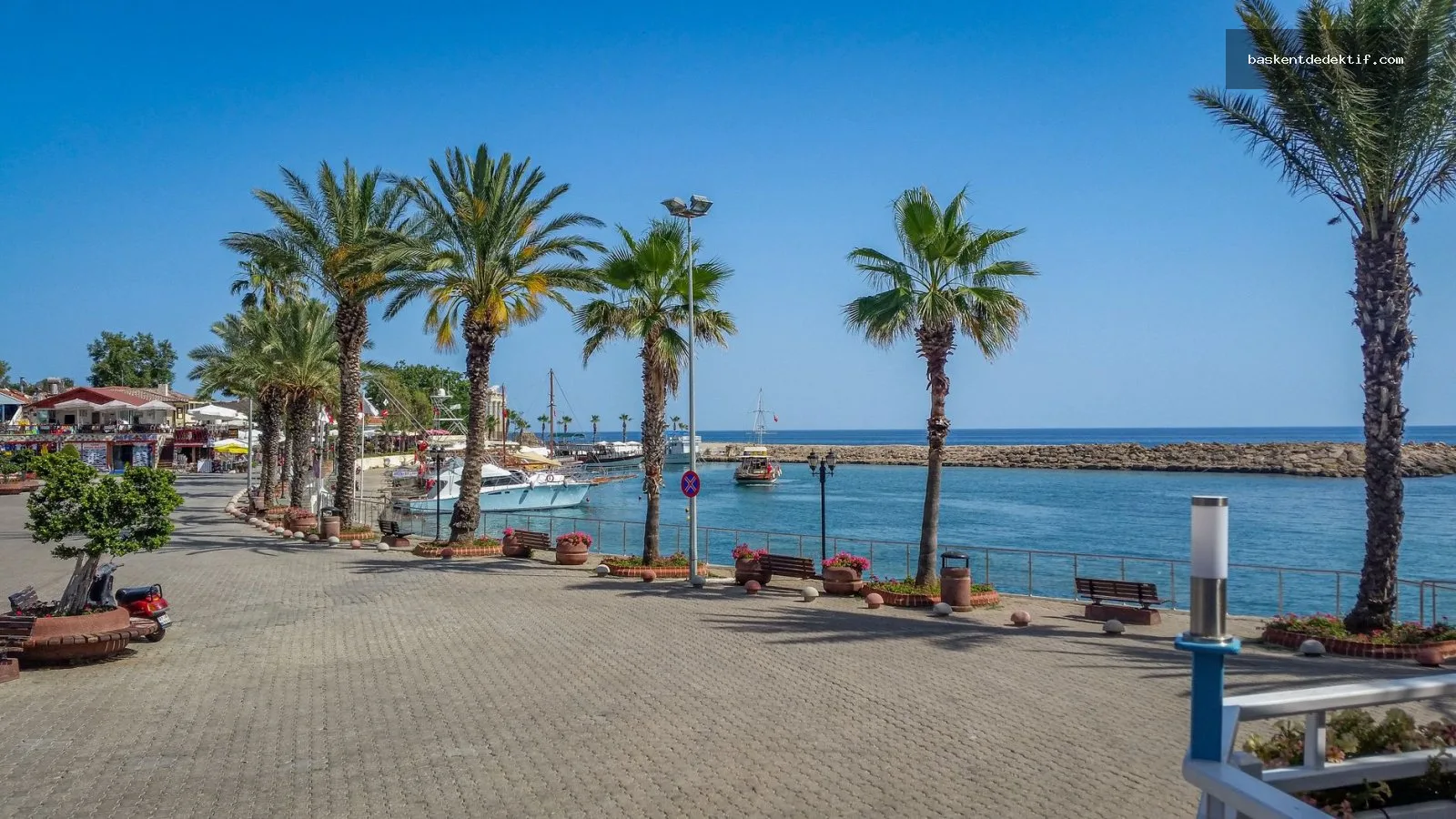 Antalya Manavgat dedektif'in güzel deniz kenarı ve gölgesinde yatan denizciler ve palmiye