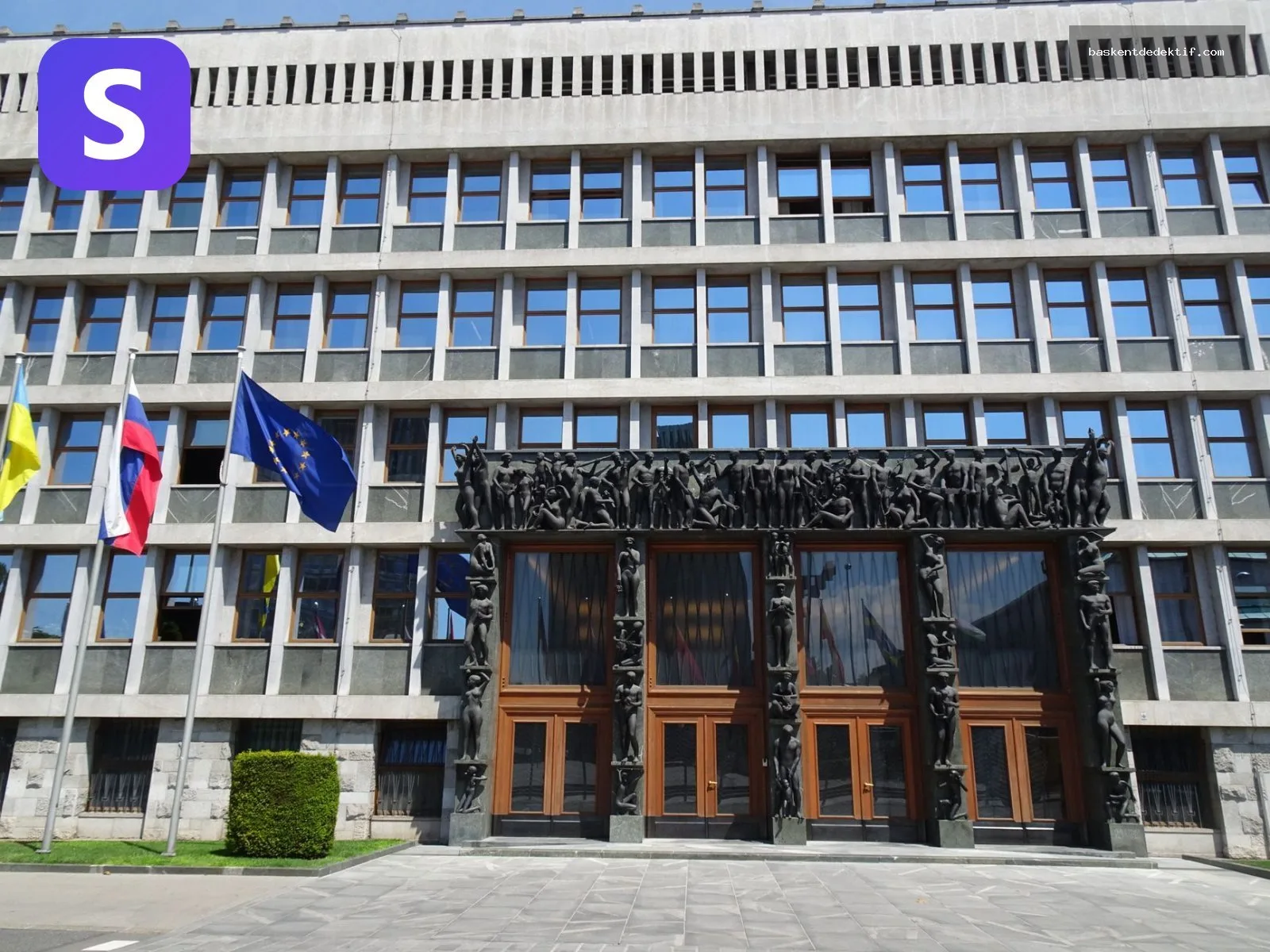 Slovenya Parlamentosu önünde HTS kaydı portalu