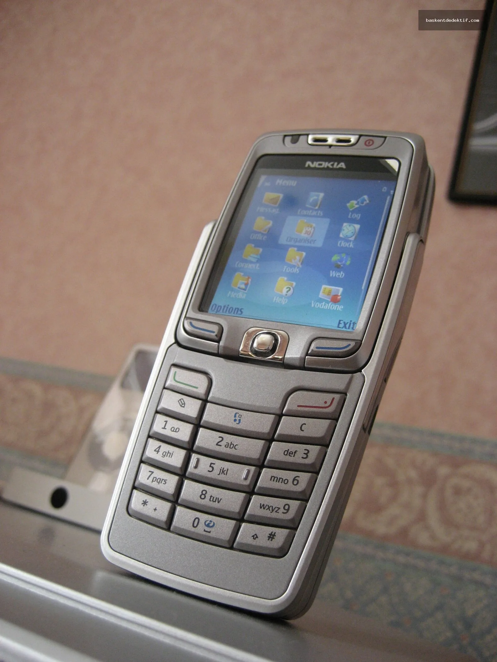 Arnavutköy Dedektif Rehberi: Otel Kaydı Konusunda Bilmeniz Gerekenler 2 HTS kaydı dökümlerini gösteren eski model Nokia E70 akıllı telefon
