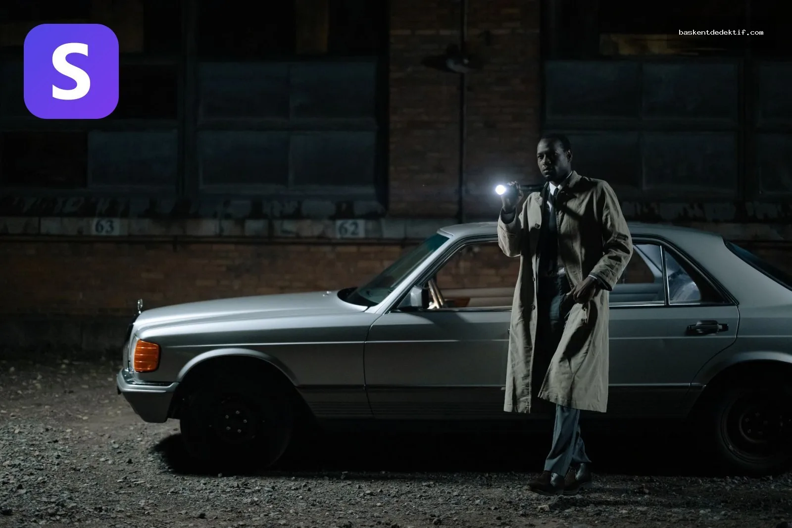 Arnavutköy özel dedektif gece araç başında fenerle araştırma yapıyor