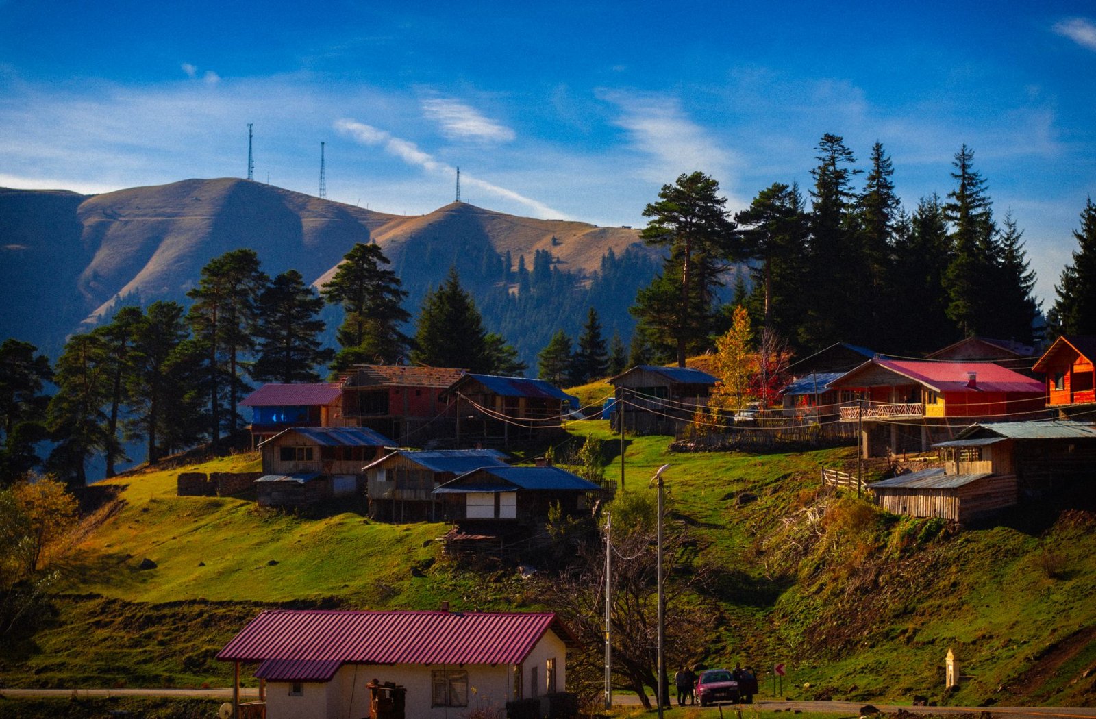Artvin Merkez Dedektif: Şehrin Gizli Gerçeklerini Güvenli ve Profesyonel Araştırmalarla Keşfedin! 3 Artvin Dedektif, renkli çatılarıyla tarihi meydanda
