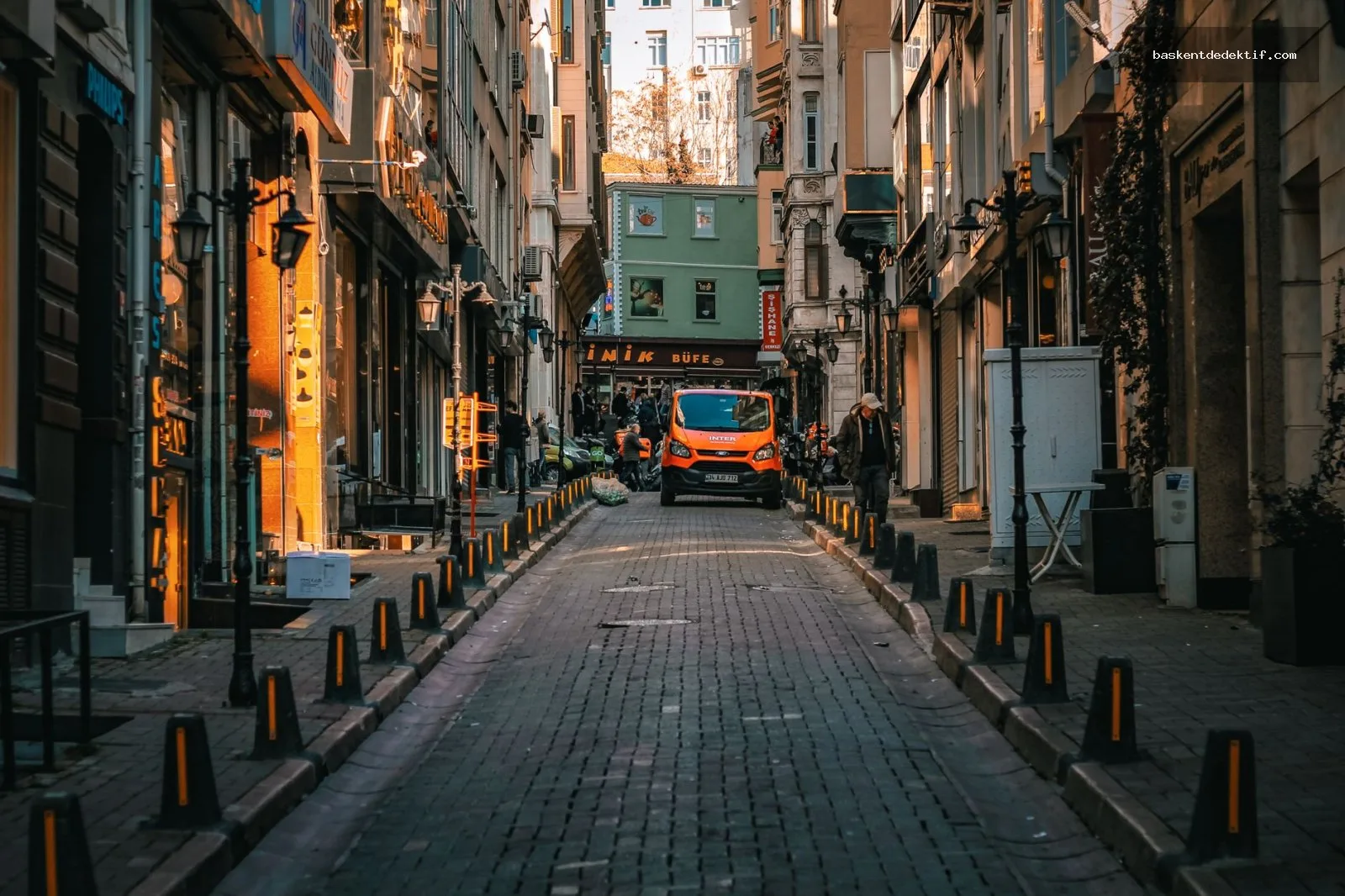 Avanos’un Gizli Gerçeklerini Keşfetmek İçin Güçlü Avanos Özel Dedektif Hizmetleri 2 Avanos Merkez Dedektif Beyoğlu’nun modern sokaklarında parlak mağazalar ve dedektif vanı