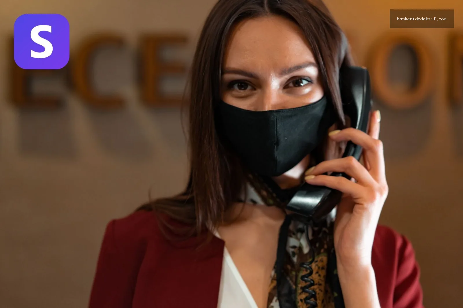 Avcılar Özel Dedektif ile Dernek Faaliyet Beyanlarını Doğrulama 3 Otel kaydı ekranı gösteren akıllı telefon tutan kişi