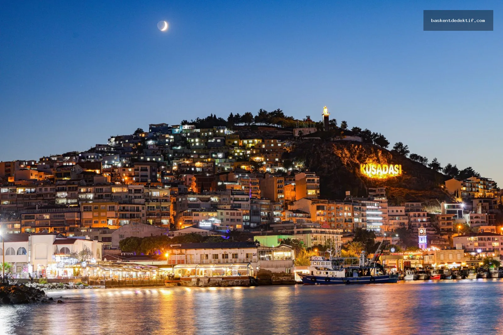 Kuşadası Dedektif Kuşadası gece manzarası ve aydınlıkta parlayan ay görüntüsü