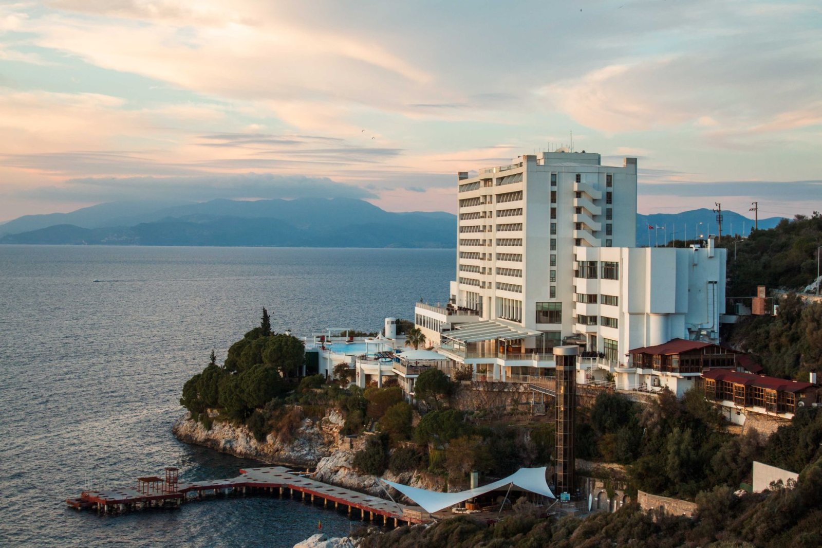 Kuşadası’nda gölge ve deniz arasında gölgesi olan gizli bir dedektif