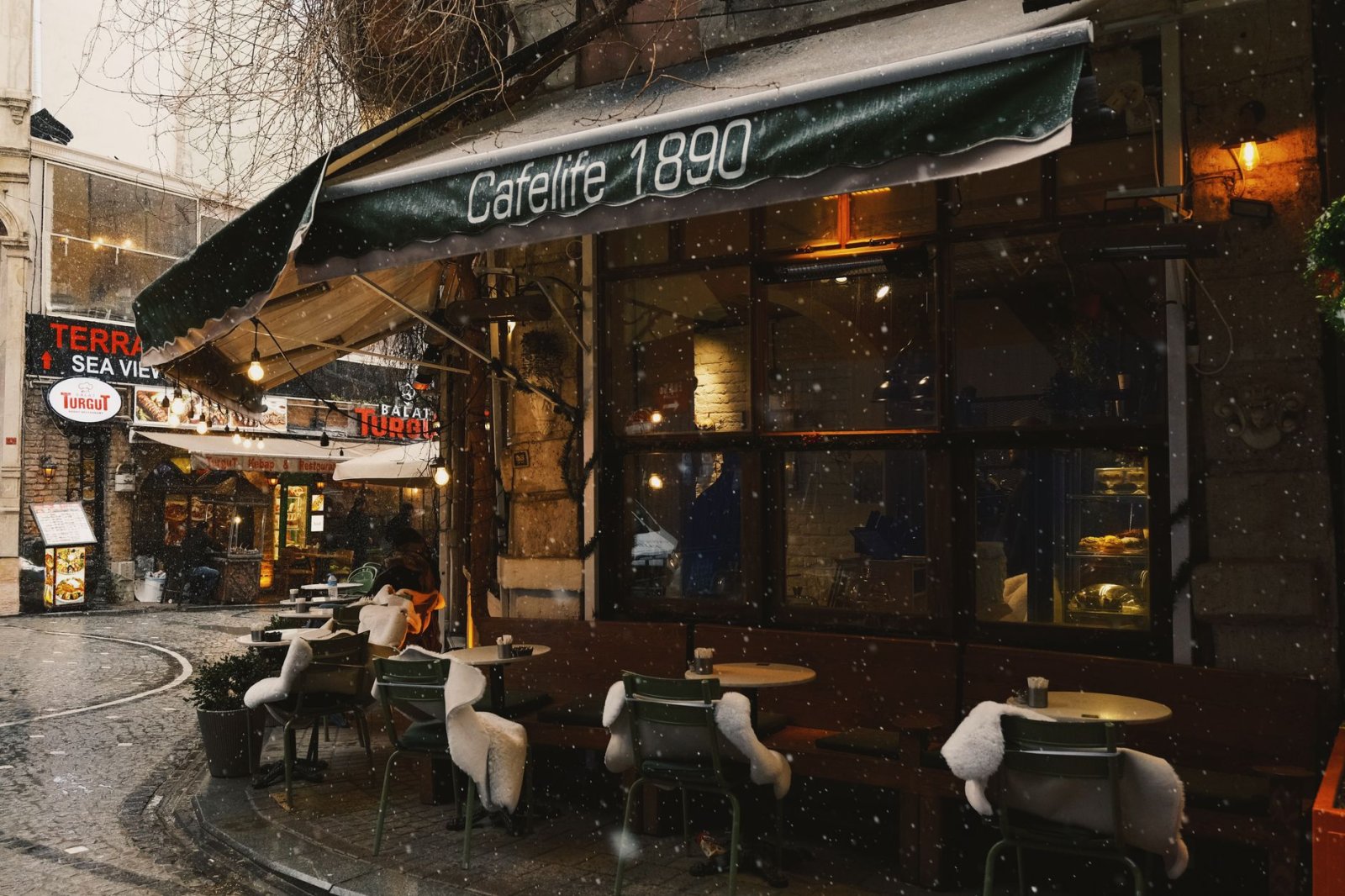 Dedektif Aydın Aydın dedektifinin klasik İstanbul kahvesinde gizemli bir anı
