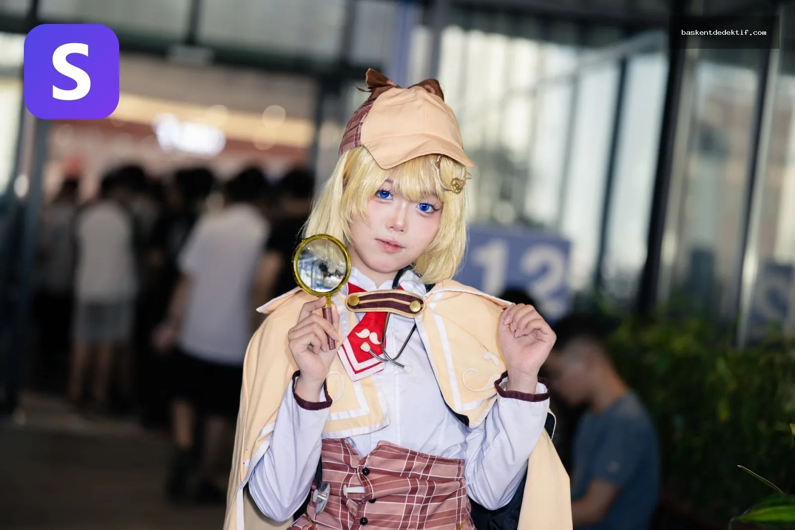 Bağlar Dedektif kostümüyle büyüteç tutan cosplayer