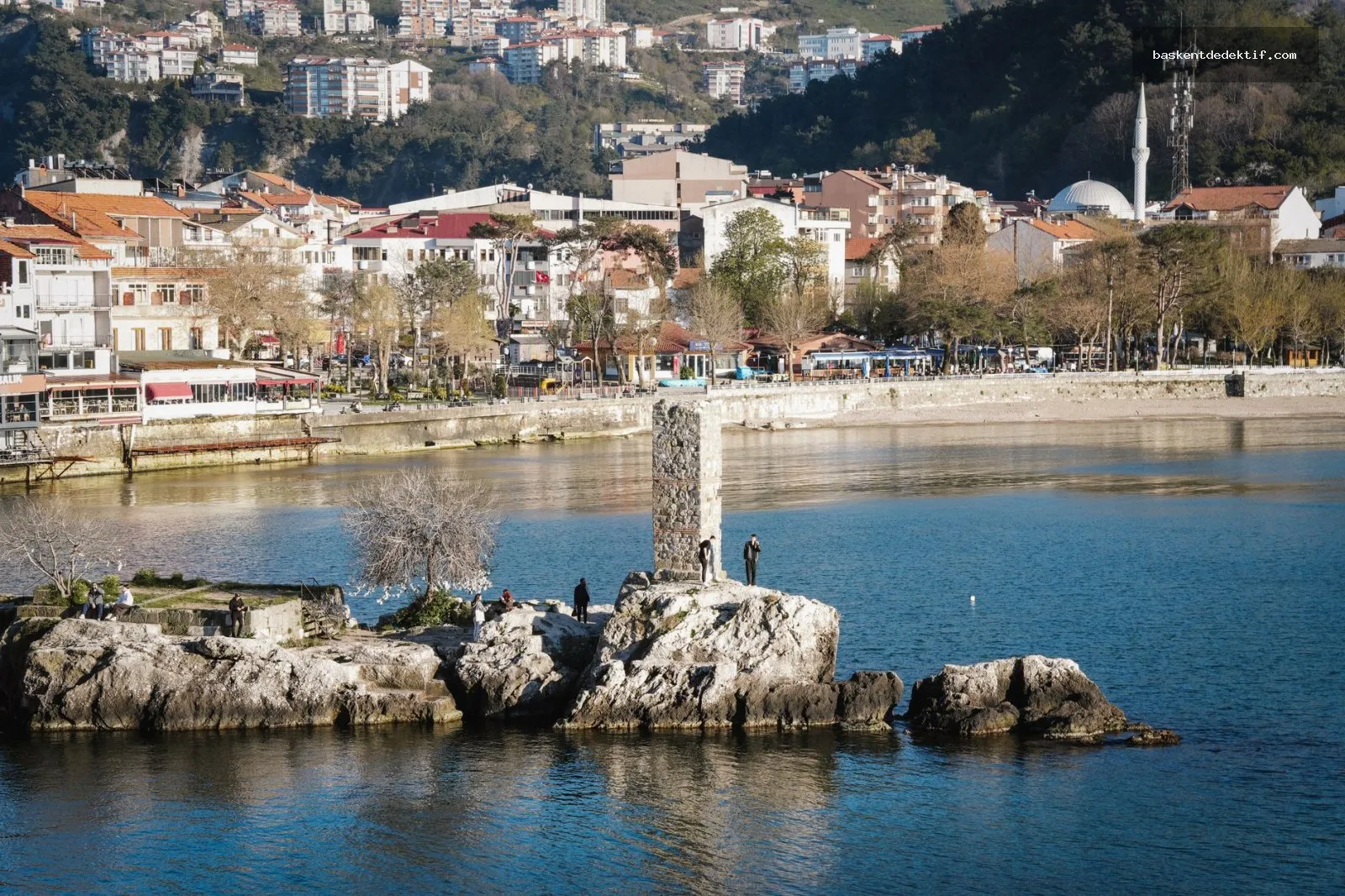 Bartın'daki deniz kenarındaki tarihi kale ve deniz manzarasıyla dolu kumsal köyü