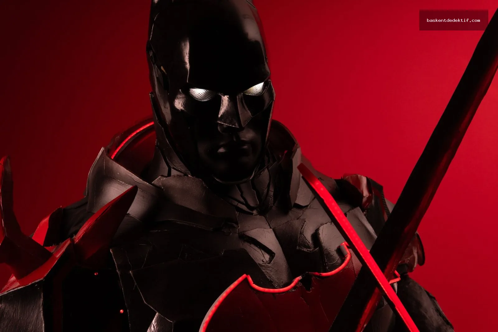 Batman Dedektif Hizmetleri: Güvenilir Seçim Rehberi 2 Dedektif Batman kırmızı zeminde ipucu inceliyor