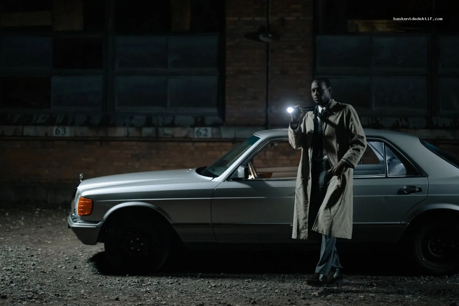Beşiktaş İstanbul Dedektif: Eş Takibinde Doğru ve Yasal Adımlar 2 Beşiktaş dedektif gece vaktinde araba yanında fenerle inceleme yapıyor