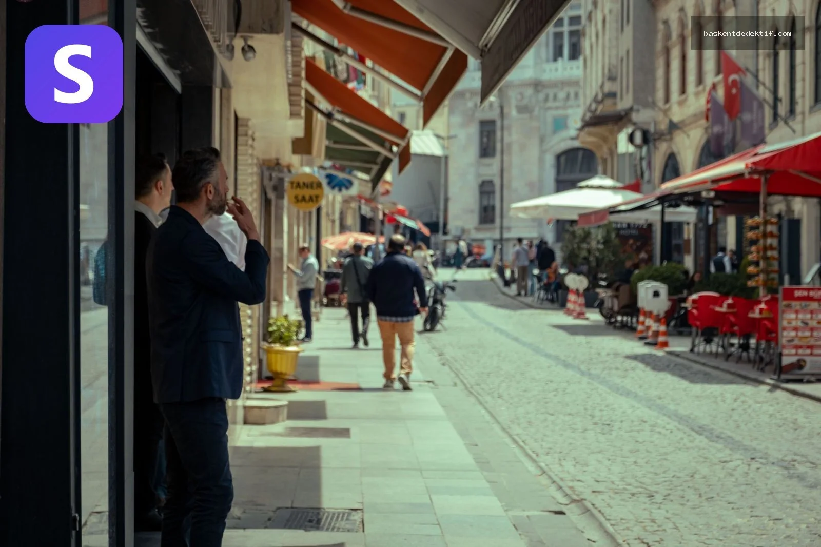 İstanbul Beyoğlu Dedektif sokakta dükkanlar insanlar kırmızı tentereler