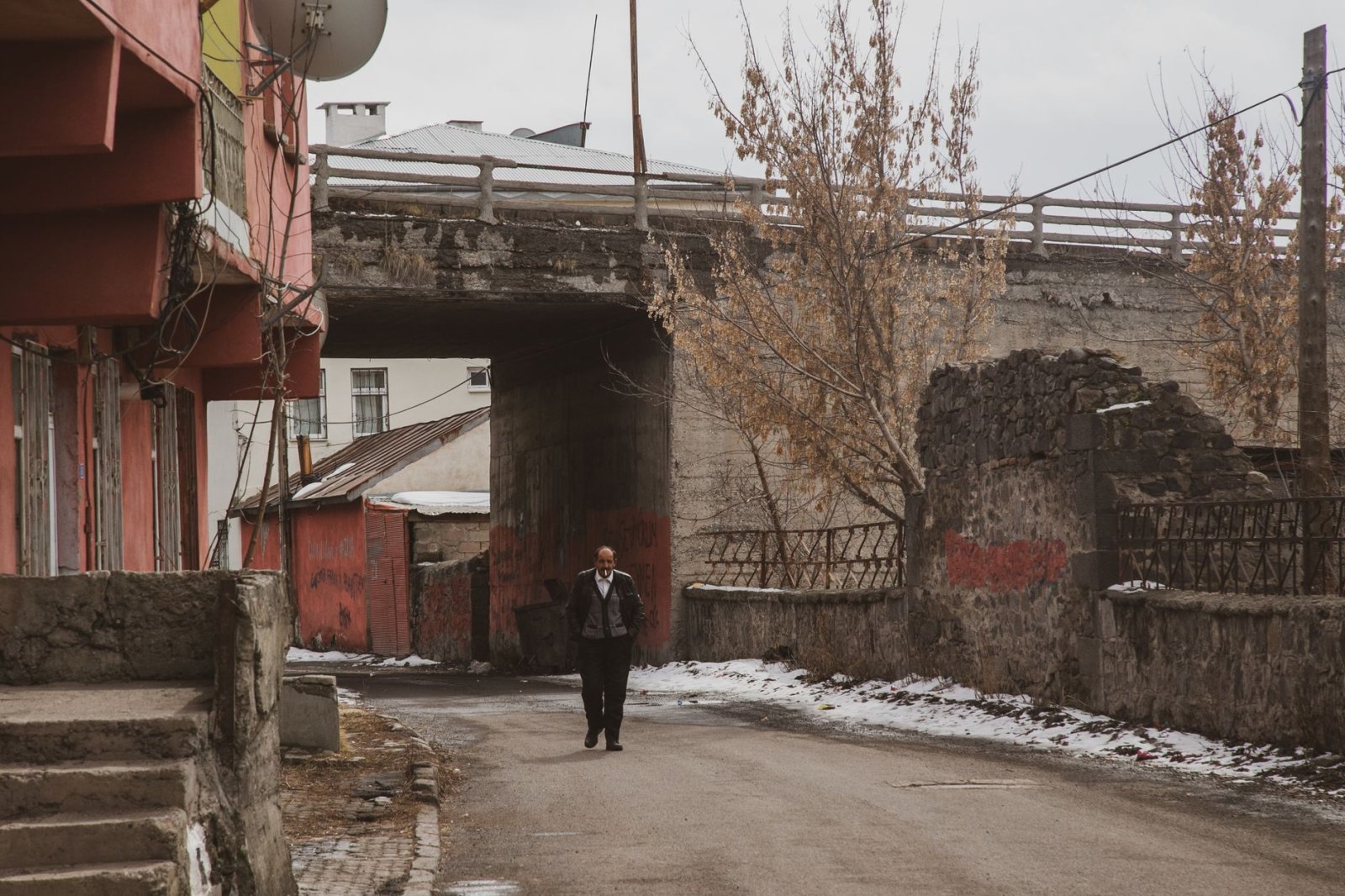 Bitlis’te dedektif olarak giyilen geleneksel kıyafetli bir polisin gizli bir vakayı inceleyen