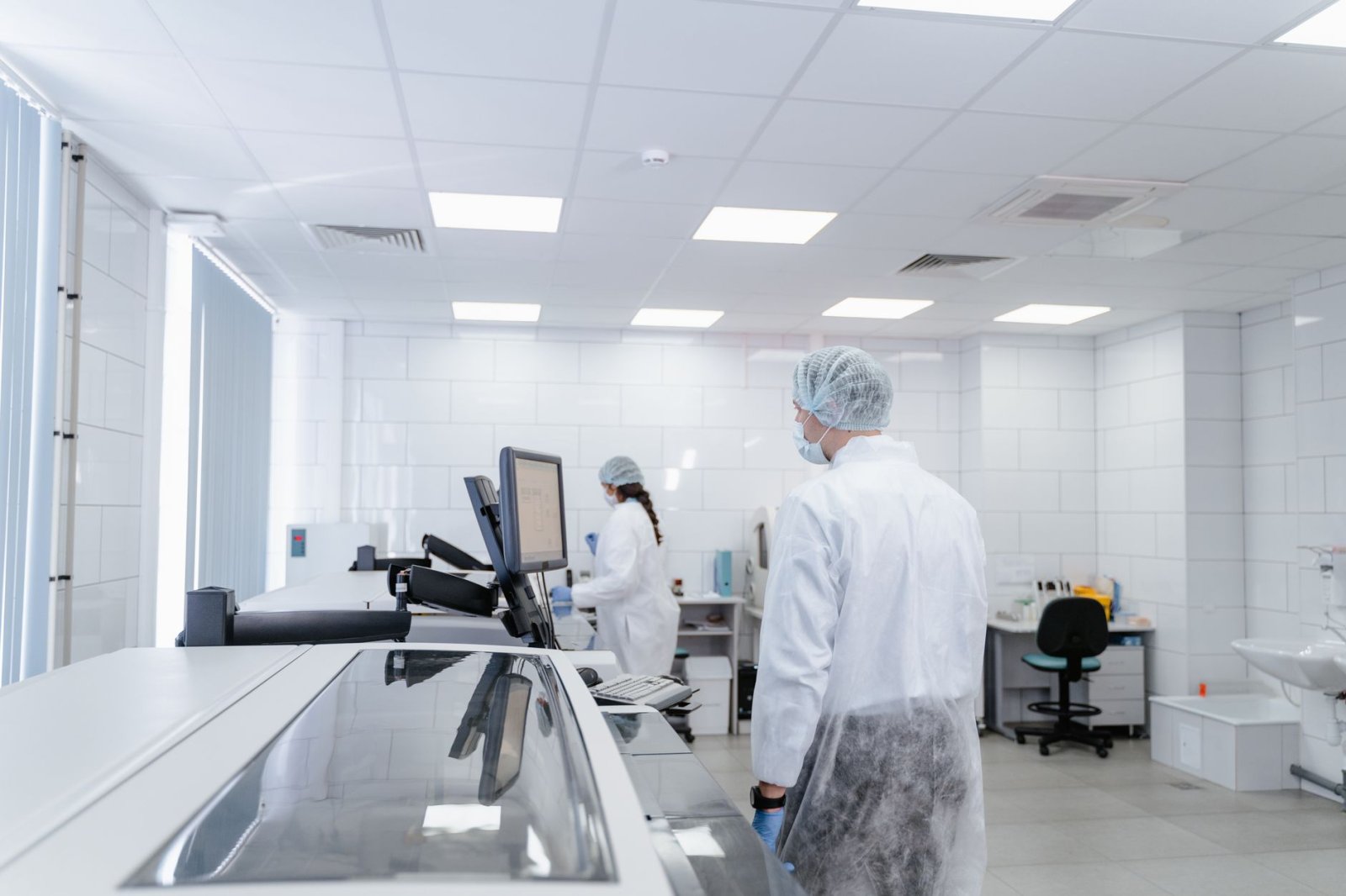 Merkez Dedektif Laboratuvar çalışanları modern ekipmanla bilimsel araştırmalar yapıyor