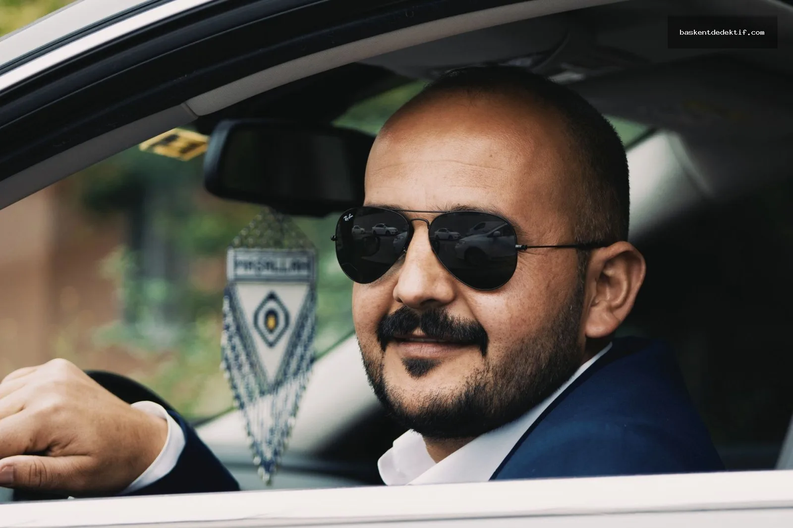 Bitlis Dedektif: Şehrin Gizemlerini Açığa Çıkarma Rehberi 3 Bitlis özel dedektifinin gölgesinde gümüş gözlüklerle gülerken rahat ve stilize bir konumda