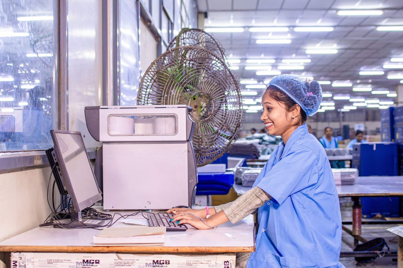 Bitlis Merkez Dedektif: Şehrin Sessiz Gerçeklerini Güvenli Bir Şekilde Açığa Çıkarın! 3 Merkez Dedektif olarak işe giren kadın laborant, modern gıda güvenliği kontrolü altında