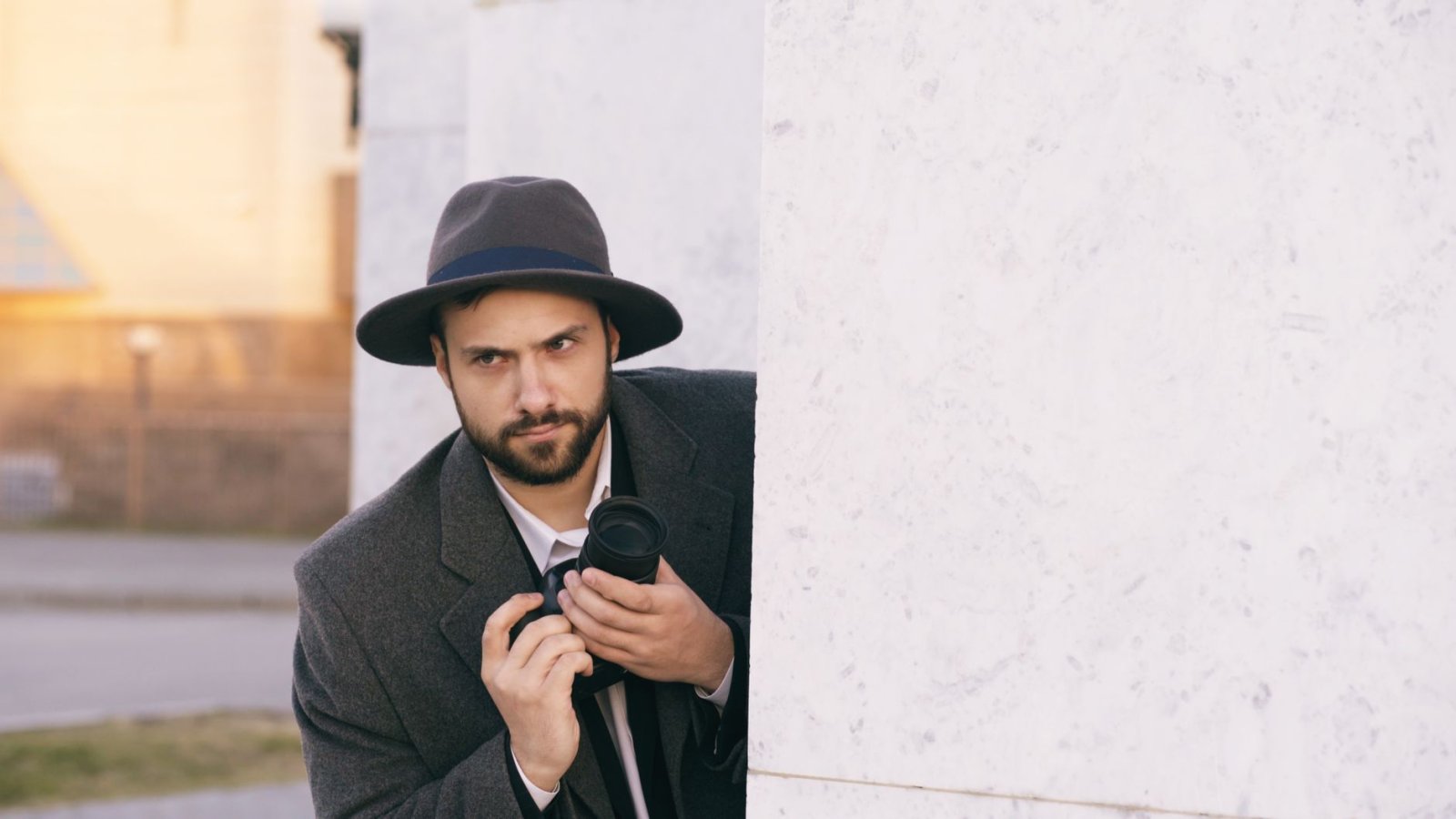 Bitlis’te Merkez Dedektif Hizmetleri: Şehrin Sırlarınızı Güvenli ve Profesyonel Bir Şekilde Keşfedin 5 Bitlis Özel Dedektif, gizli köşede kamera tutuyor