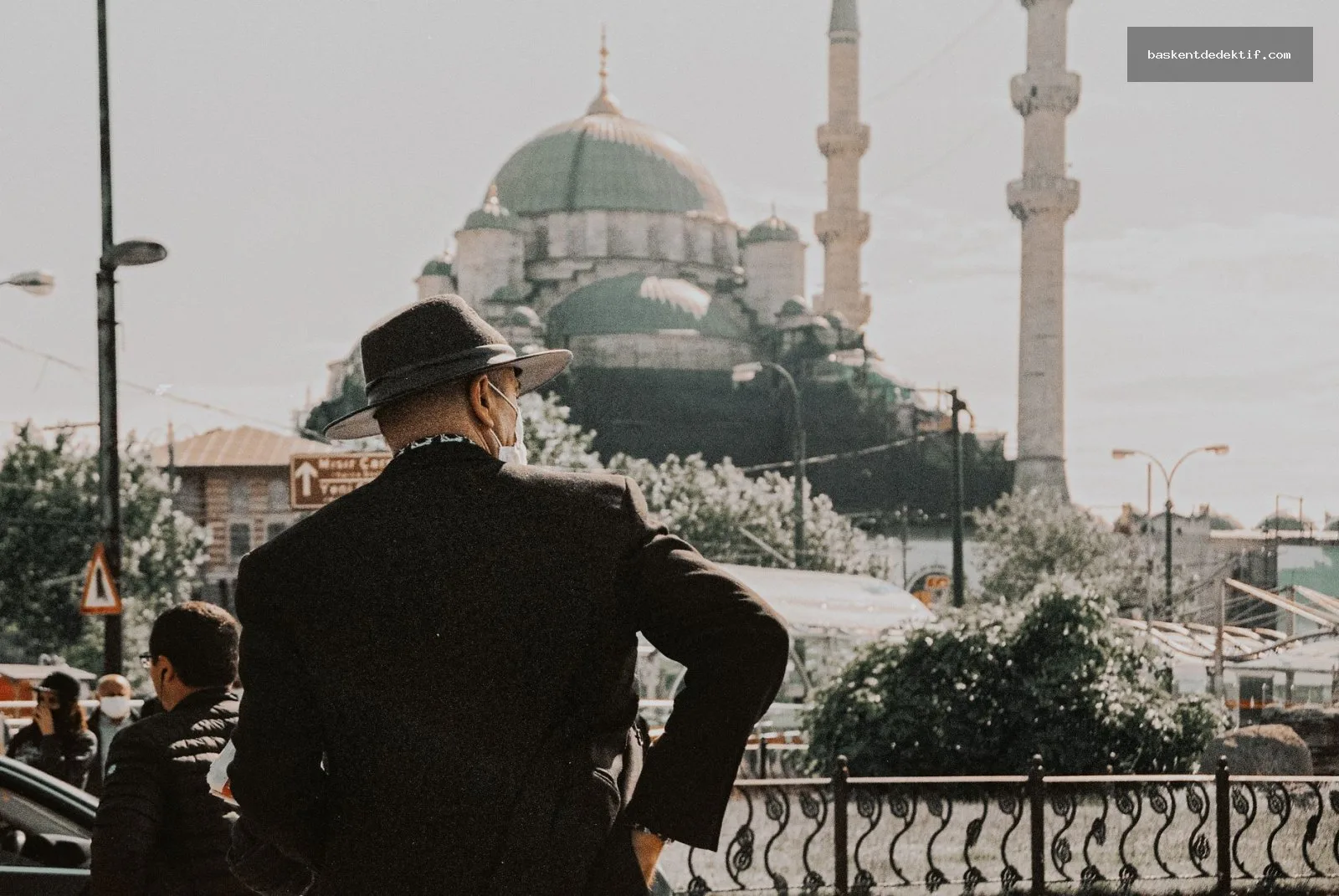 Bitlis’te Gizli Gerçekleri Keşfedin: Merkez Dedektif Hizmetleriyle Şehrin Sırlarınızı Aydınlatın 3 Bitlis dedektif traditional attire crime scene investigation street