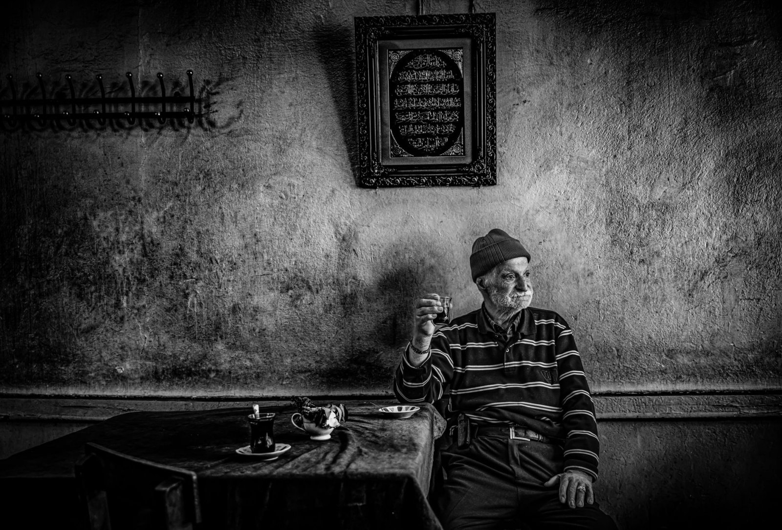 Bitlis'te Özel Dedektif Seçimi: Bölgenin Zorlu Coğrafyasında Güvenilir Araştırma Rehberi 3 Ottoman-era dedektif Bitlis’te eski kafe ortamında kahve içerken tarihi resimlerle