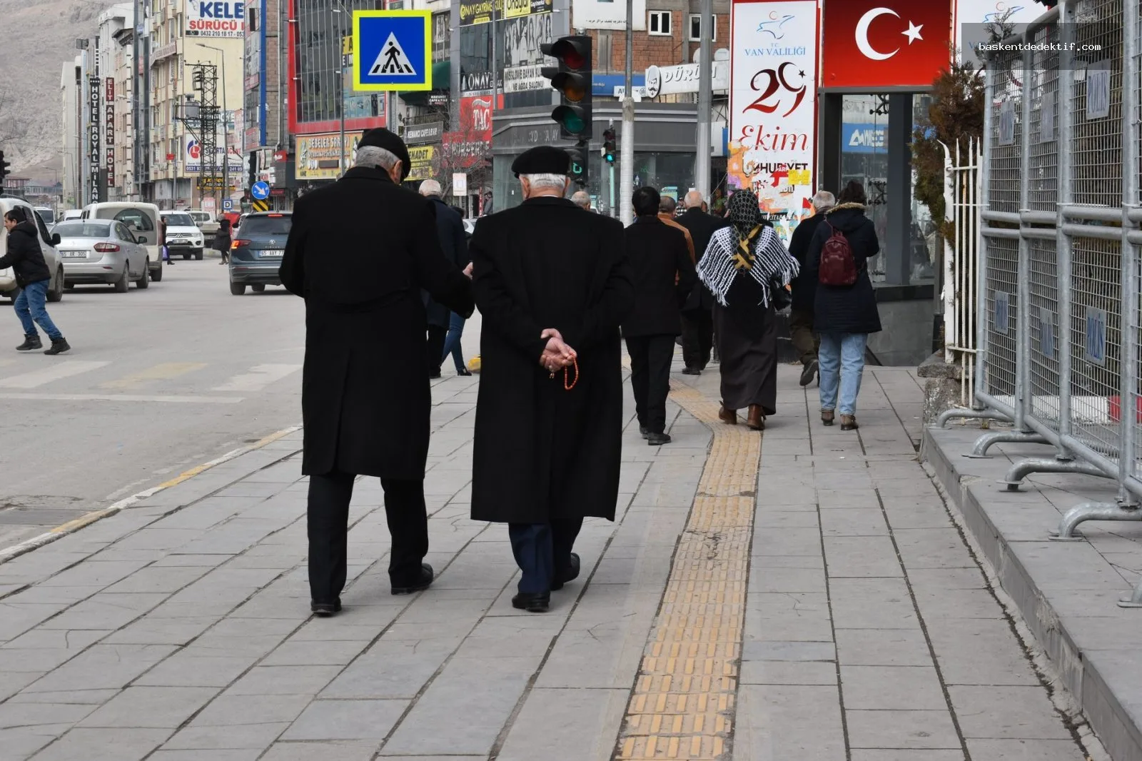 Bitlis’te Sessiz Gerçekleri Keşfedin: Özel Dedektif Hizmetleriyle Şehrin Sırlarınızı Güvenli Aydınlatın 2 Bitlis dedektif traditional attire solving a crime in misty village square