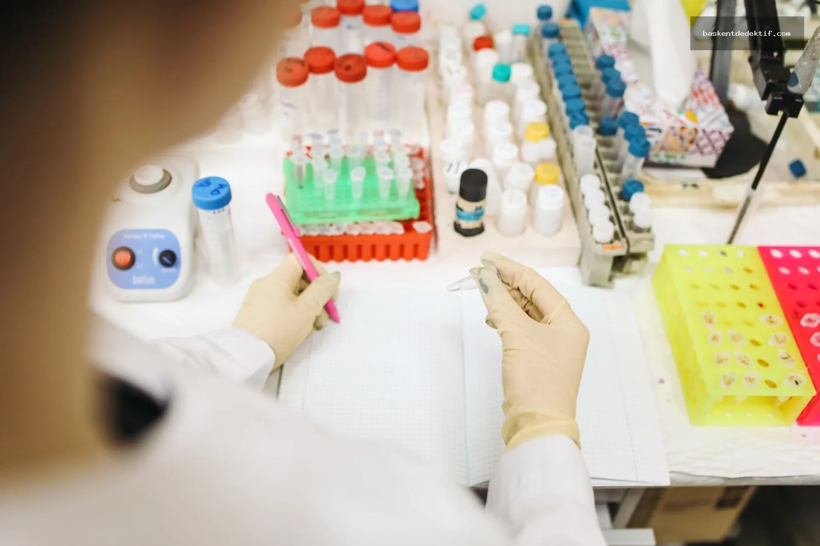 Bolu Dedektif: Eş Takibiyle Gizli Gerçekleri Çözmek 2 Eş Araştırma Laboratuvarda test tube’lerle deneyler yapan bilim insanı