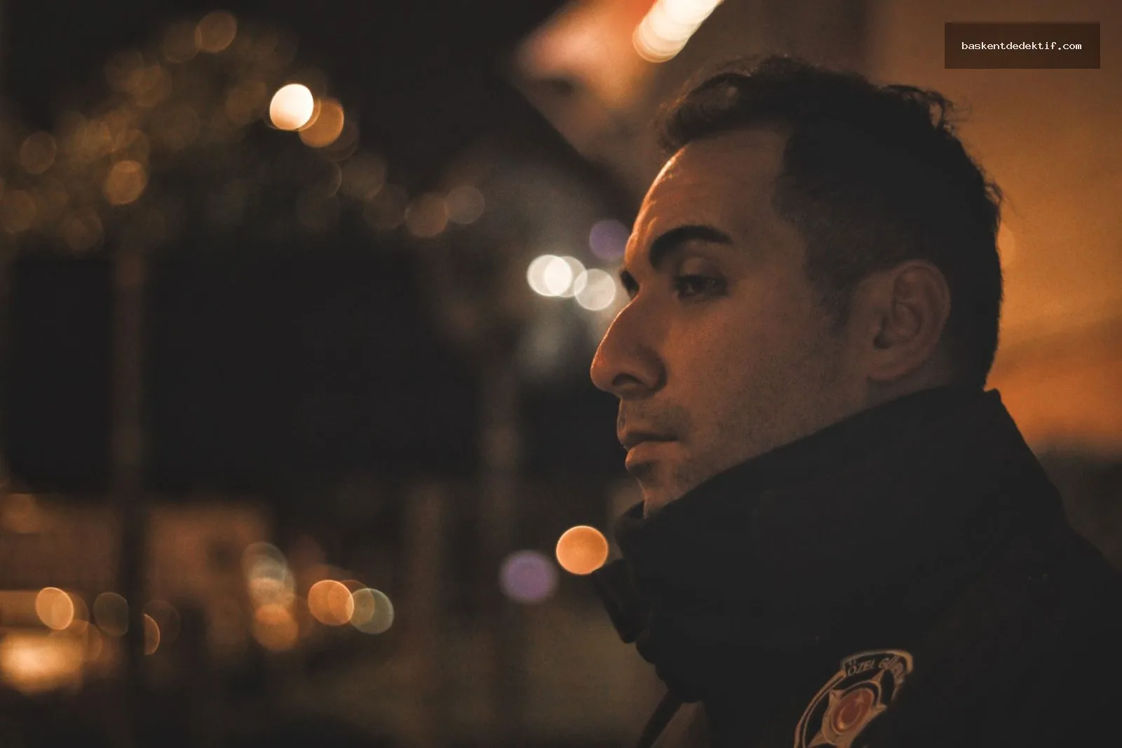 Bolu Şehri İçin Güçlü Bir Dedektif: Eş Araştırmasıyla Sırlarınızı Keşfedin! 3 Bolu Merkez Dedektif gecenin karanlıklarında çözümlemek için polis istasyonunda çalışan bir adamın