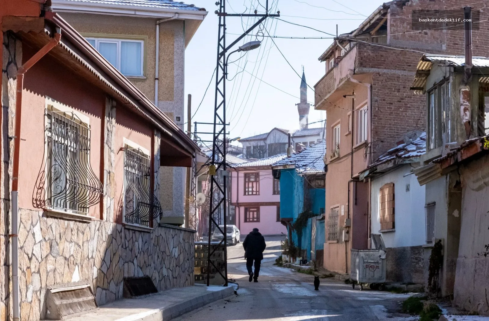 Bolu Şehri İçin Güvenli Eş Takibi: Bolu Dedektif Hizmetleriyle Sırlarınızı Aydınlatın 3 Bolu dedektif traditional hat detective examines winter village crime scene