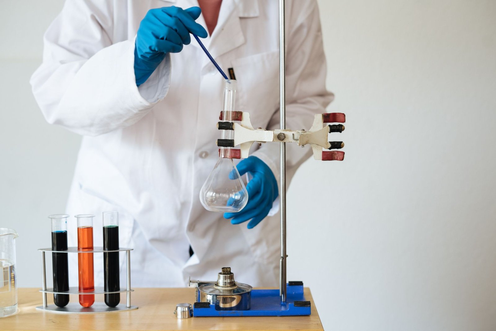 Eş Araştırma Laboratory scientist pipetting sample into flask with focused attention
