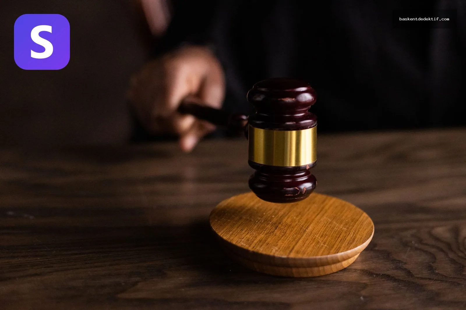 Boşanma Davaları için mahkeme masasında duran bir mahkeme çekiçi