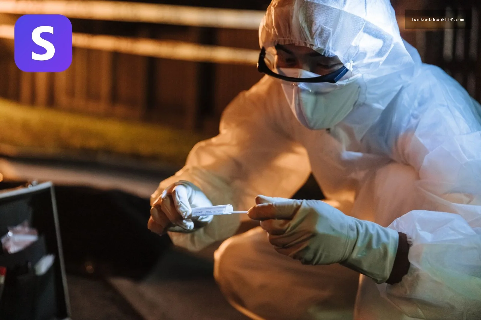 Gece dışarıda koruyucu ekipmanlı araştırmacı, Delil Toplama yapıyor