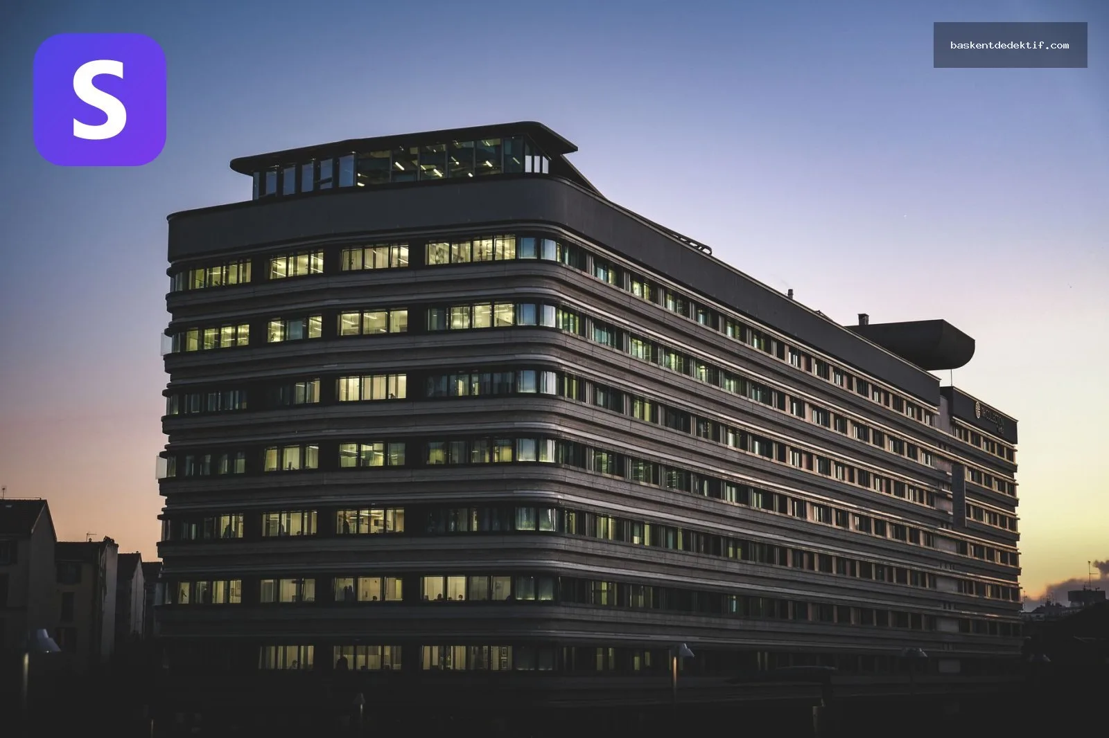 Bursa Dedektif ile Evcil Hayvan Pansiyonu İddialarını Değerlendirin 3 Merkez Dedektif modern ofis binası akşam saatlerinde ışıl ışıl