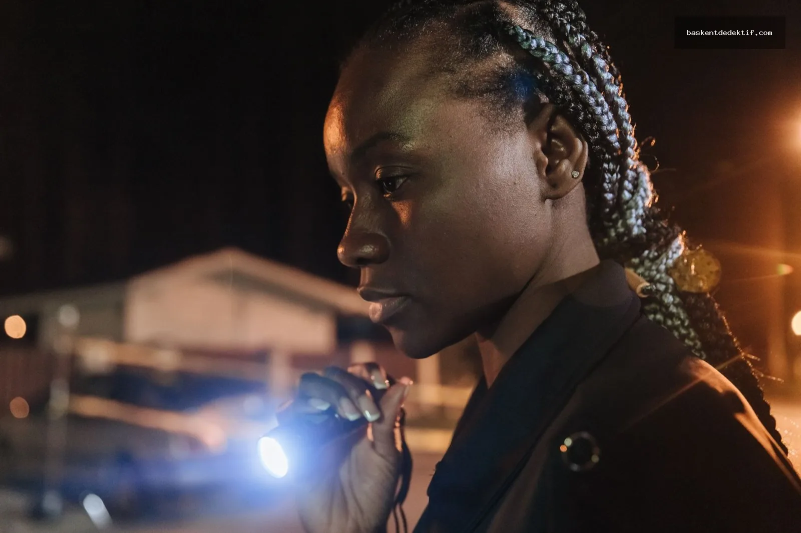 Gece suç mahallini inceleyen profesyonel Nilüfer Dedektif kadın araştırmacı