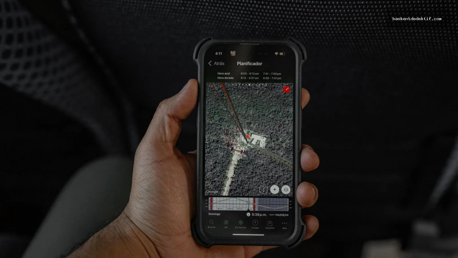 Çanakkale Dedektif: Merkezde Gizli Gerçekleri Aydınlatan Uzmanlar 3 Araç içinde bir el, GPS haritası gösteren bir akıllı telefon tutuyor, Eş