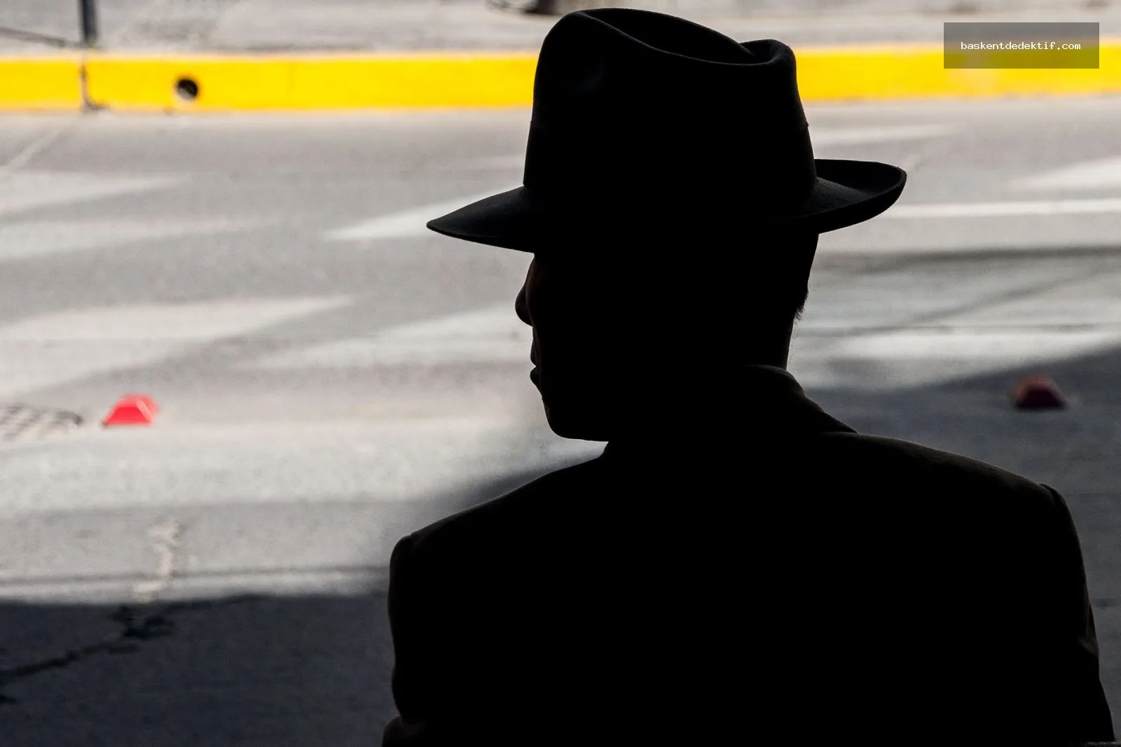 Çerkezköy Dedektif: Profesyonel Çözümler ve Gizli Araştırmalar 2 Tekirdağ Çerkezköy Dedektif şapkalı gölgeli siluet şehir sokakları