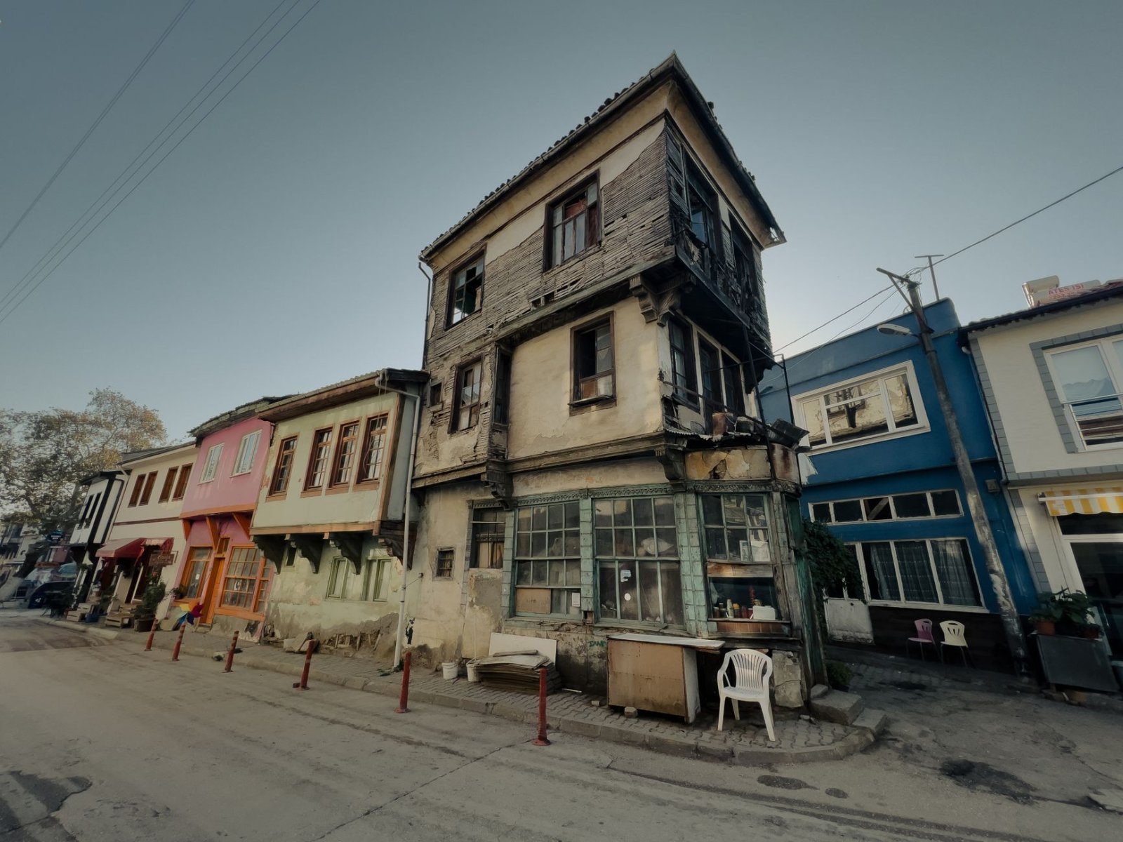 Dedektif Cihanbeyli Vintane yapılarının sakin bir Bursa sokakta güneşli bir gün