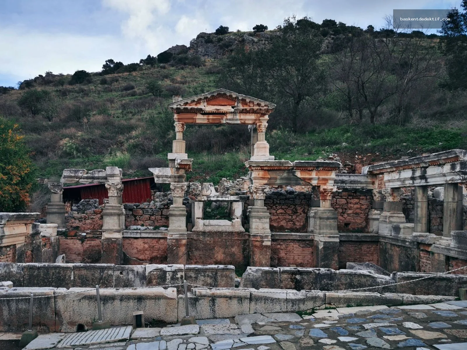 Darende Dedektif: Şehrin Gizemlerini Açığa Çıkaran Uzman Rehberi 3 Malatya Darende Dedektif’in tarihi Nymphaeum ve antik taş kalıntıları keşfettiği yer