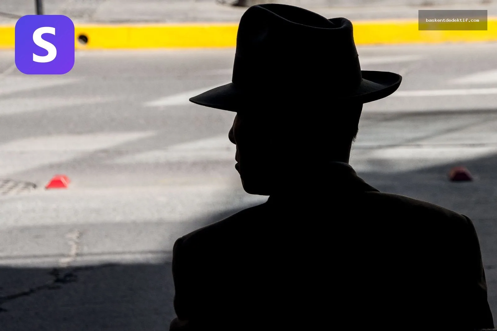 Dedektif Antep şapkalı gölge silueti, Antakya sokaklarında
