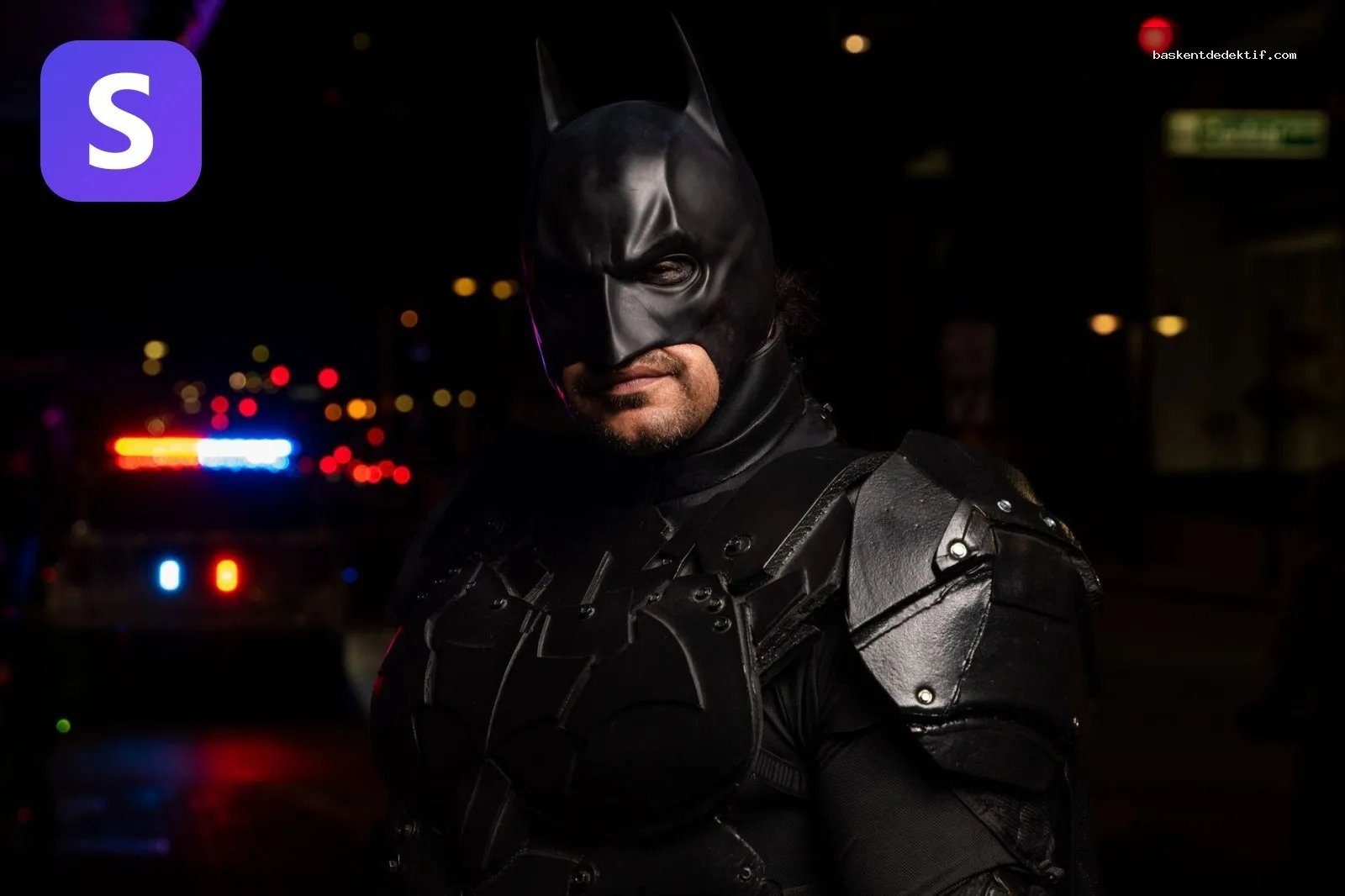 Dedektif Batman: Eş Araştırmasında Doğru Adımlar ve Yasal Sınırlar 2 Batman Özel Dedektif kanıtları inceleyen detaylı kostümle