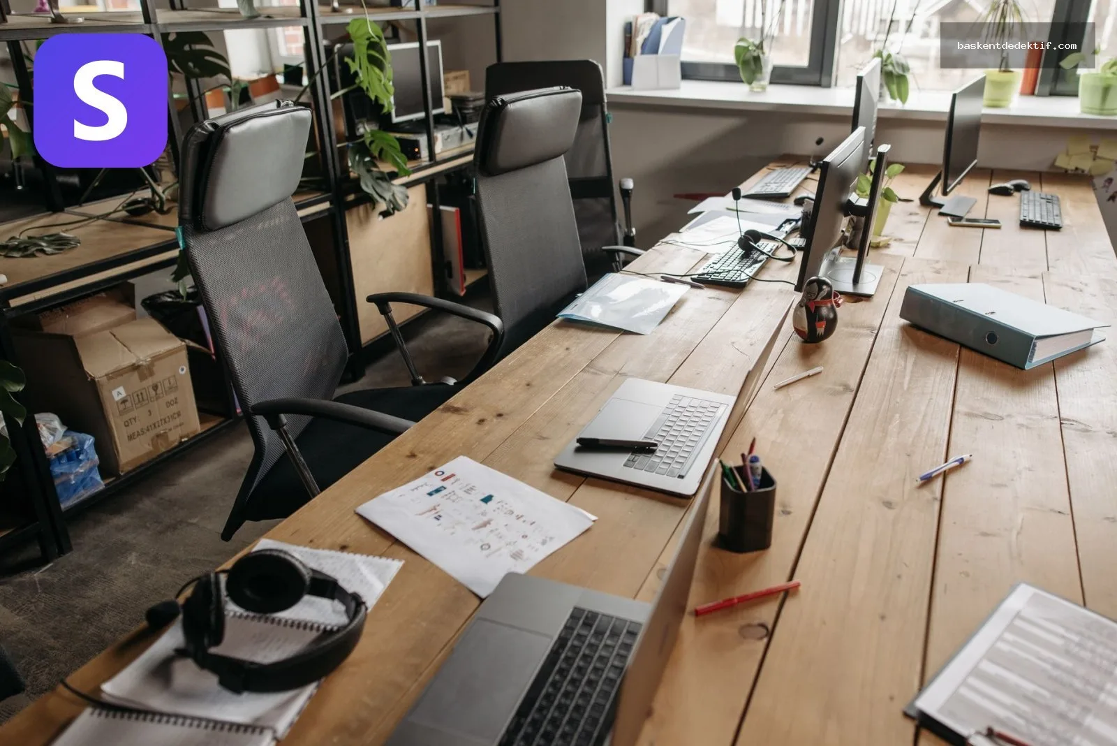 Merkez Dedektif gözüyle modern ofis ortamı ve çalışma masası
