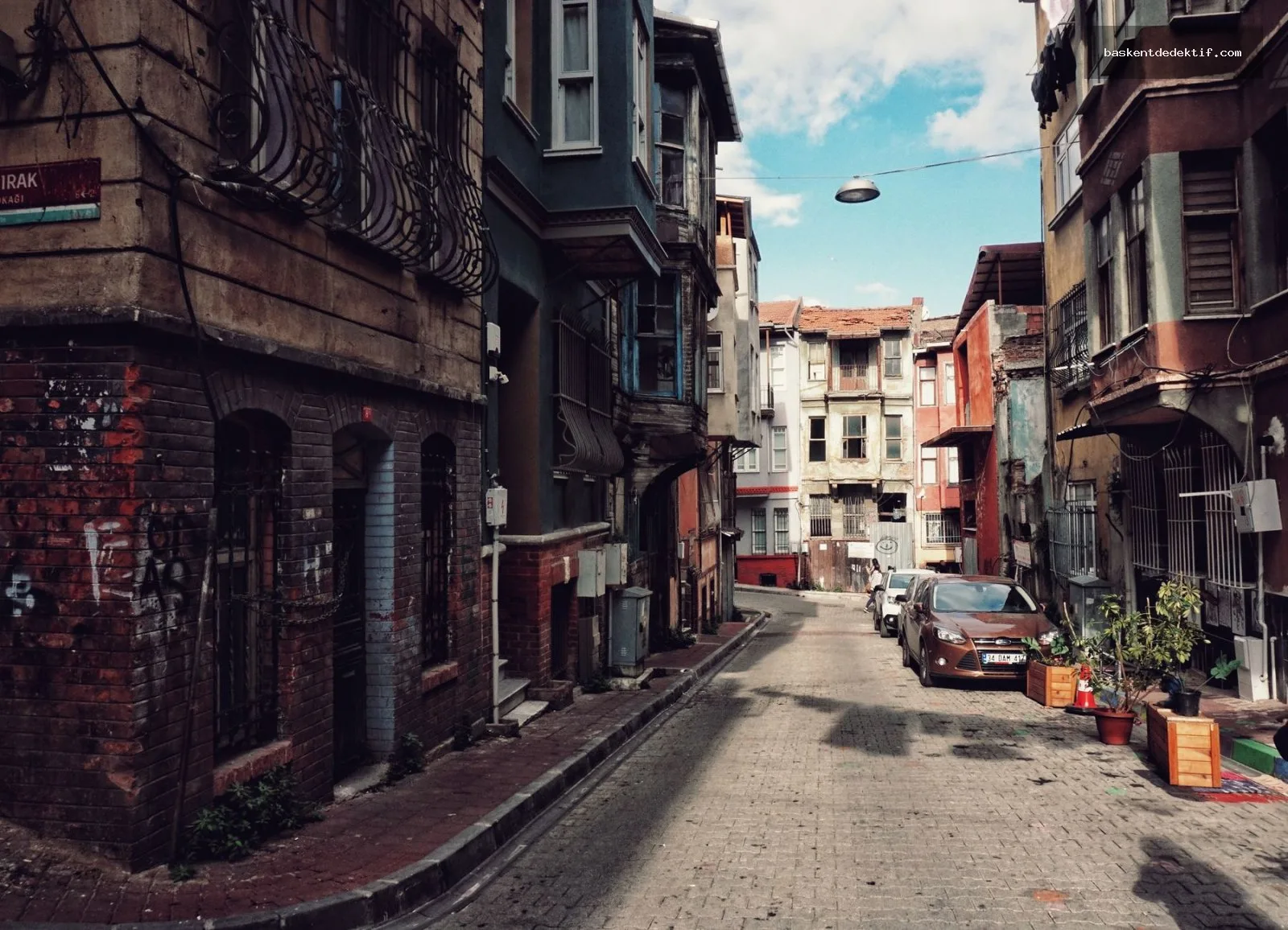 Dedektif Eyüp ile Belge ve Bilgi Tutarsızlıklarını Nasıl İncelersiniz? 3 Dedektif Eyüp İstanbul renkli sokakta parlak gökyüzü