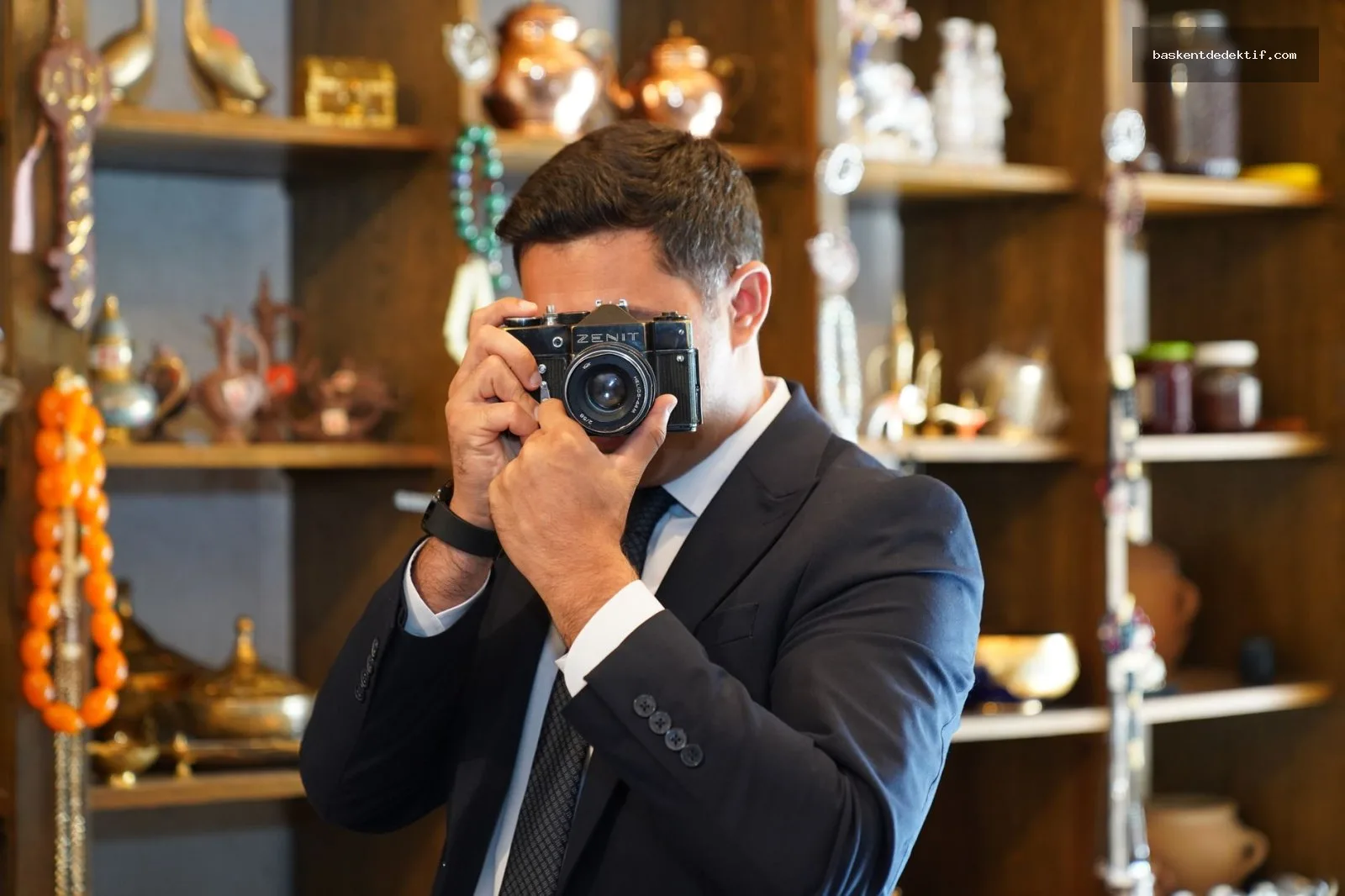 Dedektif Fatih: Tarihi ve Ticari Dokuda Profesyonel Araştırma Adımları 3 İstanbul Fatih Dedektif tarihi sokakta antik fotoğraf makinesiyle araştırma yapıyor