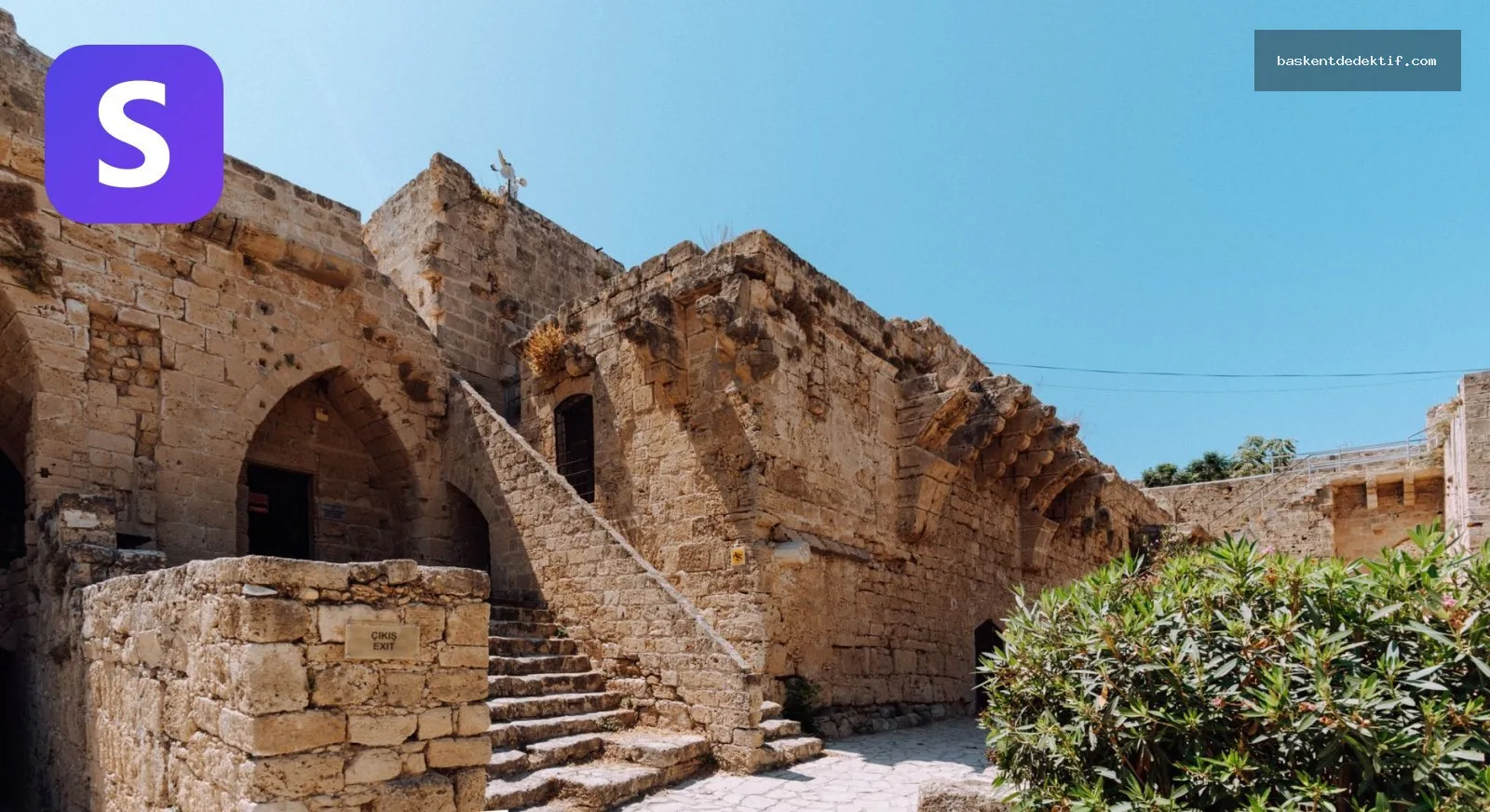 Girne Dedektif antik taş bina mavi gökyüzü altında