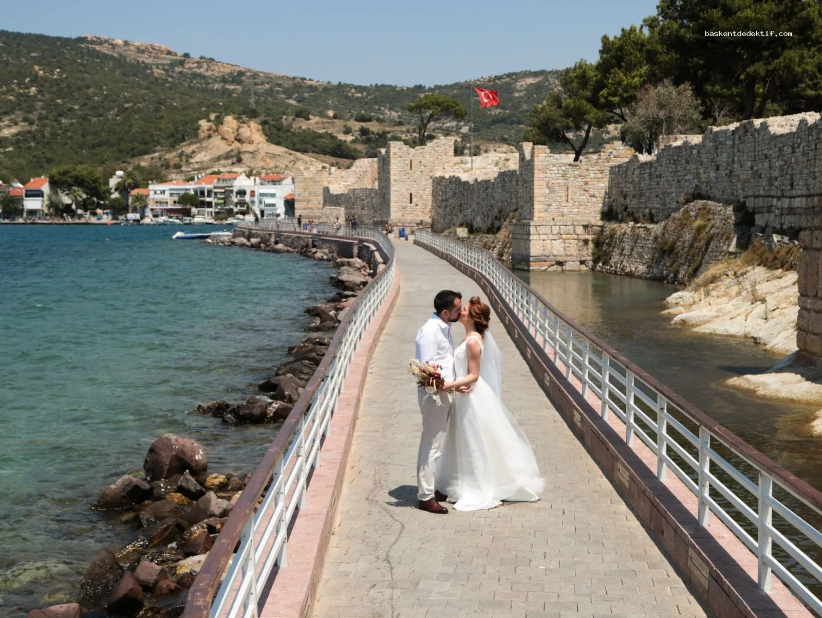 Dedektif İzmir: İzmir Dedektiflik Hizmetleri ve Profesyonel Çözümler 2 İzmir sahilinde romantik öpüşen yeni evli, İzmir Eş Takibi
