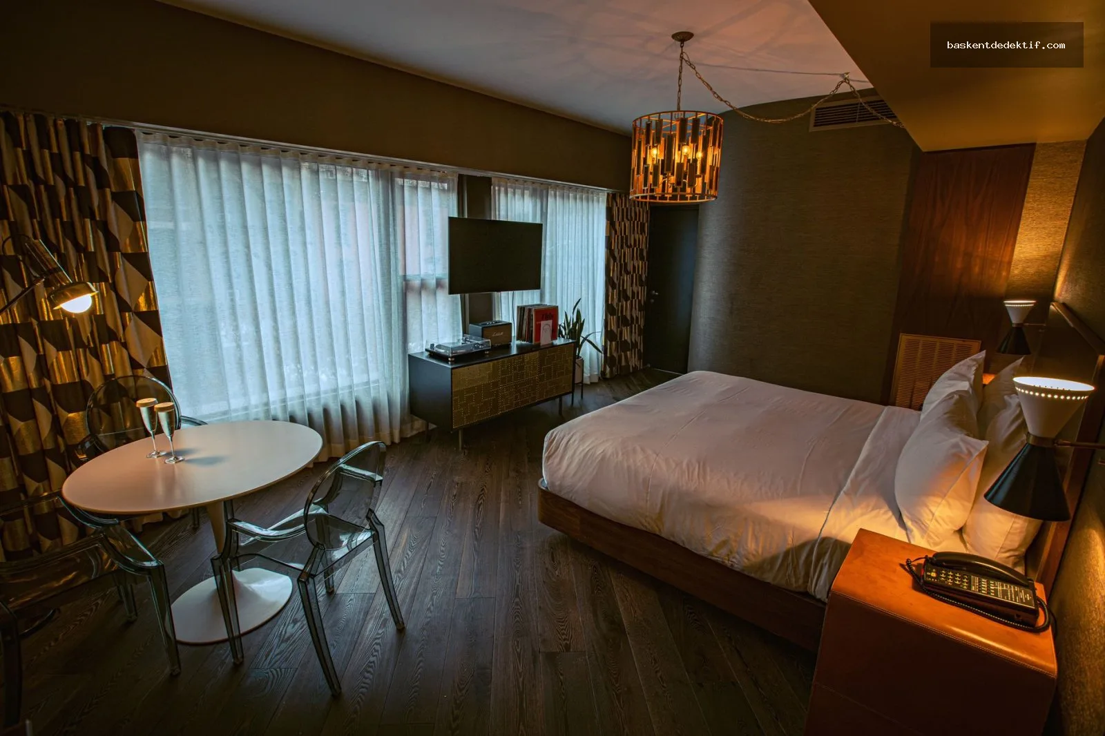 Dedektif İzmir: İzmir Dedektiflik Hizmetleri ve Profesyonel Çözümler 5 Otel Kayıtları defteri bulunan resepsiyon masası