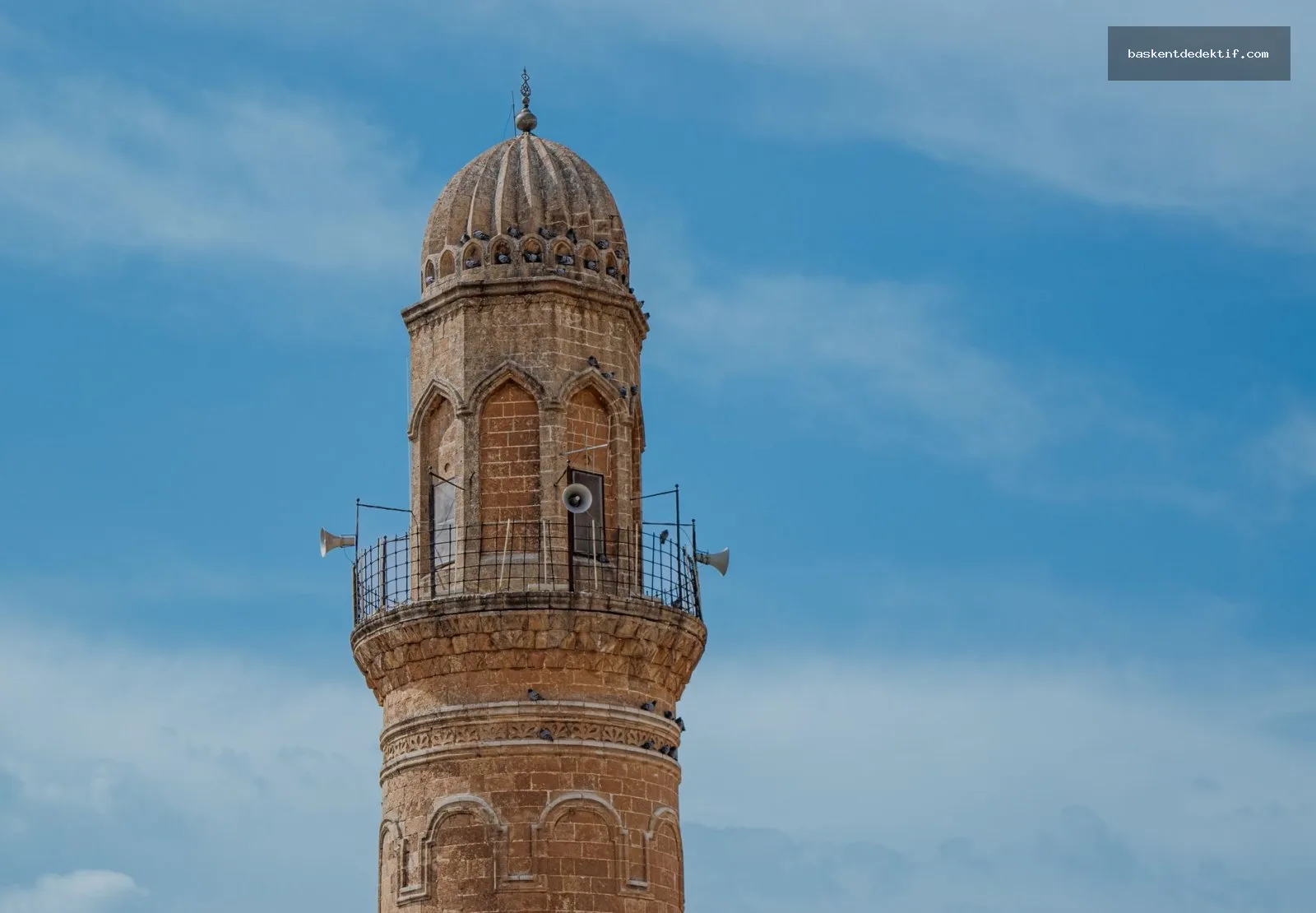 Ulu Camii'nin güzel minaresi, Dedektif Kızıltepe arka planda