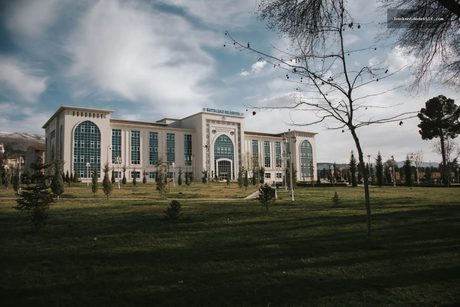 Dedektif Malatya Battalgazi Belediyesi, güneşli günde ağaçlarla çevrili