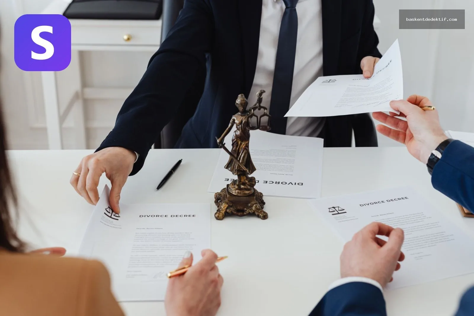 Boşanma Davalarında Delil Toplama Dedektif Desteği Nasıl Değerlendirilir? 3 Boşanma davaları belgelerini inceleyen yetişkinler ve masadaki ahşap çekiçi